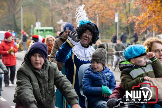 Sinterklaas feestelijk onthaald op ’t Harde, en viert feestje op Centrumplein. - © NWVFoto.nl