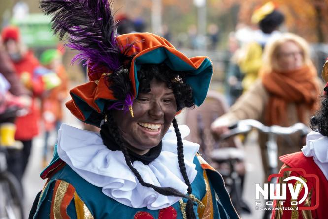 Sinterklaas feestelijk onthaald op ’t Harde, en viert feestje op Centrumplein. - © NWVFoto.nl
