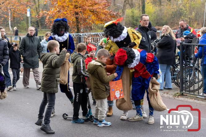 Sinterklaas feestelijk onthaald op ’t Harde, en viert feestje op Centrumplein. - © NWVFoto.nl