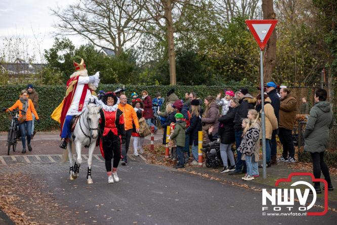 Sinterklaas feestelijk onthaald op ’t Harde, en viert feestje op Centrumplein. - © NWVFoto.nl