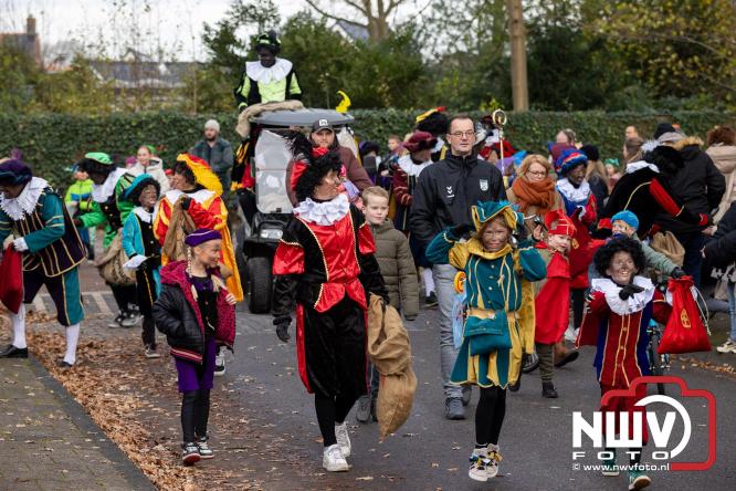 Sinterklaas feestelijk onthaald op ’t Harde, en viert feestje op Centrumplein. - © NWVFoto.nl