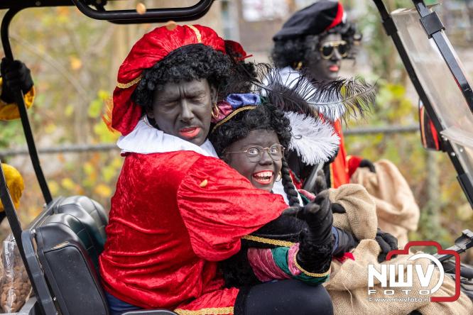 Sinterklaas feestelijk onthaald op ’t Harde, en viert feestje op Centrumplein. - © NWVFoto.nl