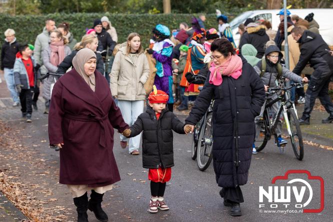 Sinterklaas feestelijk onthaald op ’t Harde, en viert feestje op Centrumplein. - © NWVFoto.nl