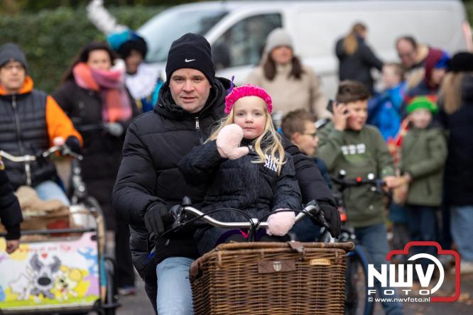 Sinterklaas feestelijk onthaald op ’t Harde, en viert feestje op Centrumplein. - © NWVFoto.nl