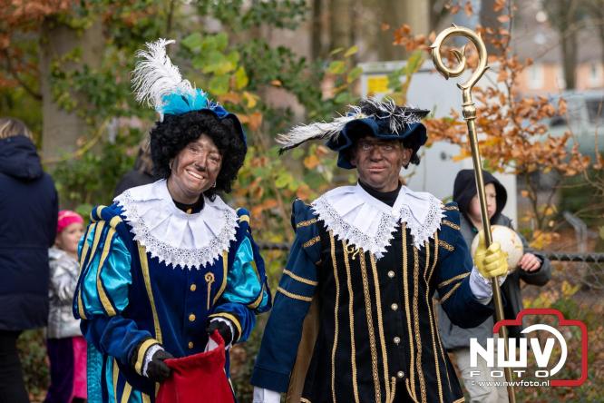Sinterklaas feestelijk onthaald op ’t Harde, en viert feestje op Centrumplein. - © NWVFoto.nl