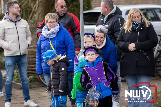 Sinterklaas feestelijk onthaald op ’t Harde, en viert feestje op Centrumplein. - © NWVFoto.nl