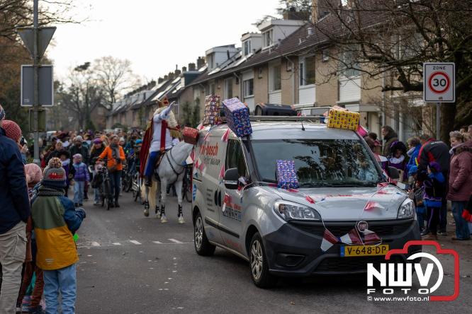 Sinterklaas feestelijk onthaald op ’t Harde, en viert feestje op Centrumplein. - © NWVFoto.nl