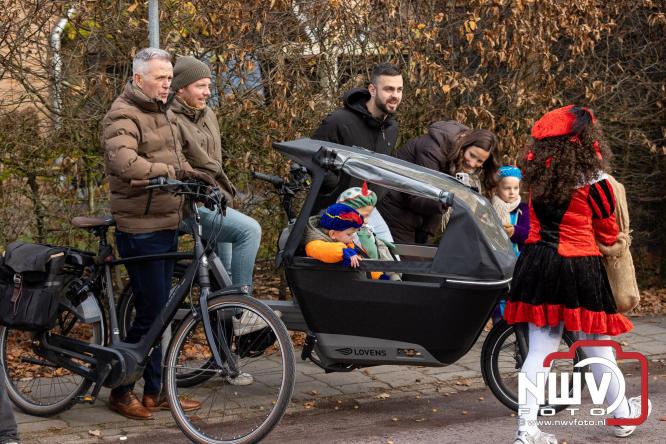 Sinterklaas feestelijk onthaald op ’t Harde, en viert feestje op Centrumplein. - © NWVFoto.nl