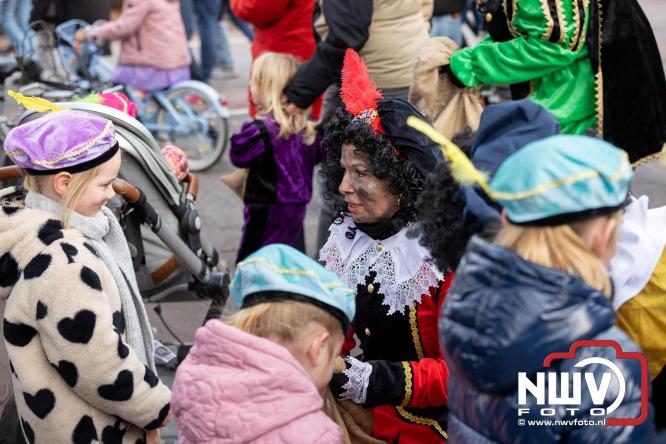 Sinterklaas feestelijk onthaald op ’t Harde, en viert feestje op Centrumplein. - © NWVFoto.nl