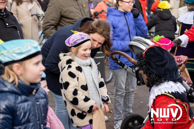 Sinterklaas feestelijk onthaald op ’t Harde, en viert feestje op Centrumplein. - © NWVFoto.nl