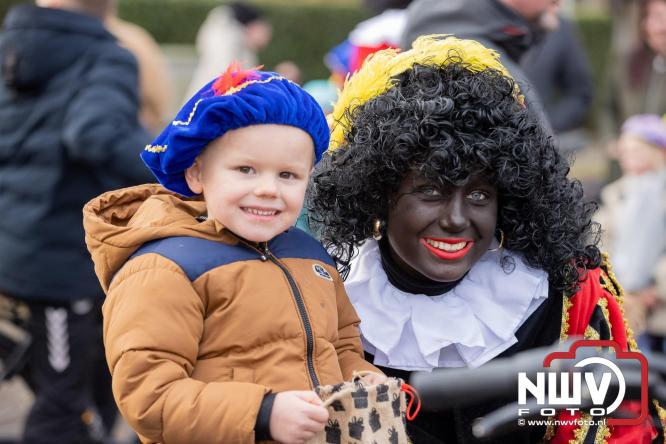 Sinterklaas feestelijk onthaald op ’t Harde, en viert feestje op Centrumplein. - © NWVFoto.nl