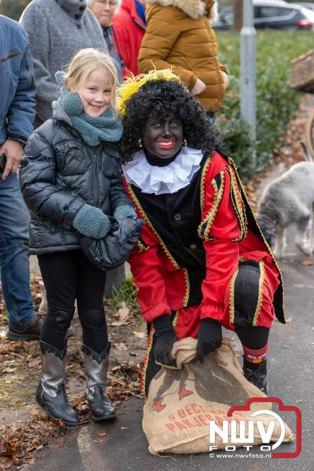 Sinterklaas feestelijk onthaald op ’t Harde, en viert feestje op Centrumplein. - © NWVFoto.nl