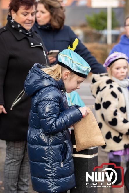 Sinterklaas feestelijk onthaald op ’t Harde, en viert feestje op Centrumplein. - © NWVFoto.nl