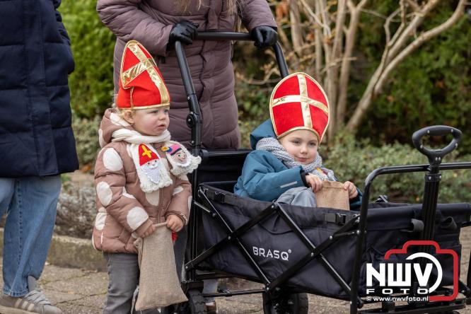 Sinterklaas feestelijk onthaald op ’t Harde, en viert feestje op Centrumplein. - © NWVFoto.nl