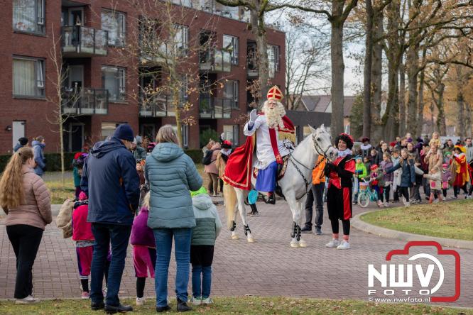Sinterklaas feestelijk onthaald op ’t Harde, en viert feestje op Centrumplein. - © NWVFoto.nl