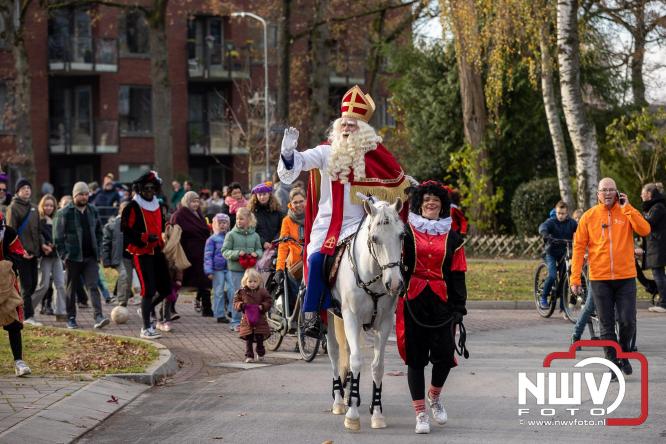 Sinterklaas feestelijk onthaald op ’t Harde, en viert feestje op Centrumplein. - © NWVFoto.nl