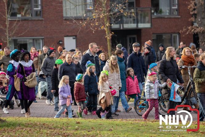 Sinterklaas feestelijk onthaald op ’t Harde, en viert feestje op Centrumplein. - © NWVFoto.nl