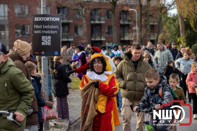 Sinterklaas feestelijk onthaald op ’t Harde, en viert feestje op Centrumplein. - © NWVFoto.nl