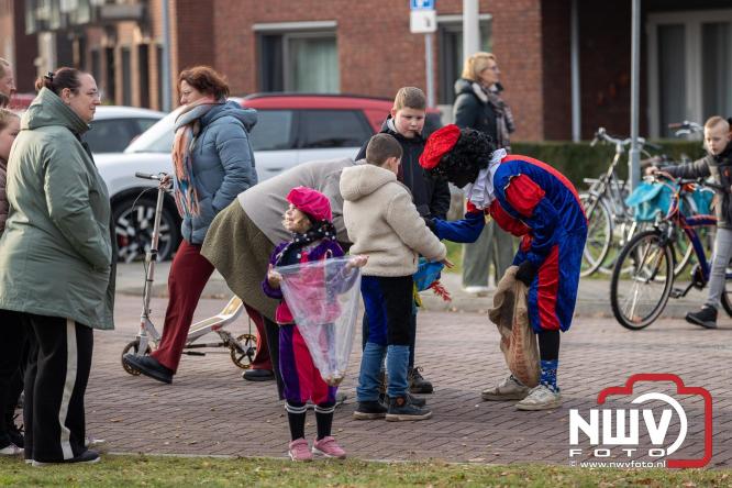 Sinterklaas feestelijk onthaald op ’t Harde, en viert feestje op Centrumplein. - © NWVFoto.nl