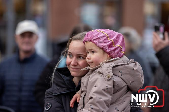 Sinterklaas feestelijk onthaald op ’t Harde, en viert feestje op Centrumplein. - © NWVFoto.nl