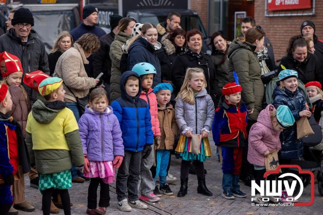Sinterklaas feestelijk onthaald op ’t Harde, en viert feestje op Centrumplein. - © NWVFoto.nl