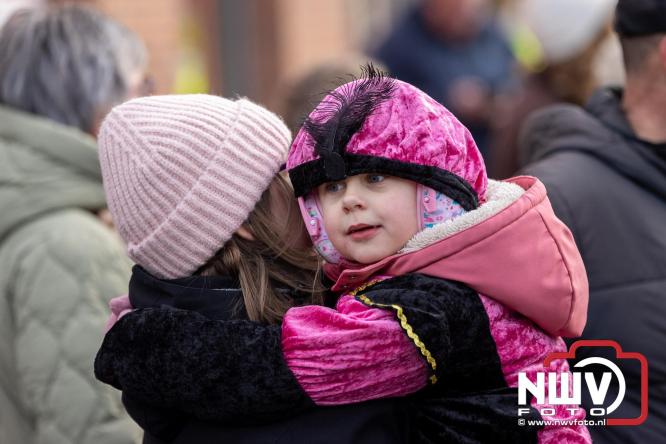 Sinterklaas feestelijk onthaald op ’t Harde, en viert feestje op Centrumplein. - © NWVFoto.nl