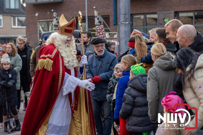 Sinterklaas feestelijk onthaald op ’t Harde, en viert feestje op Centrumplein. - © NWVFoto.nl