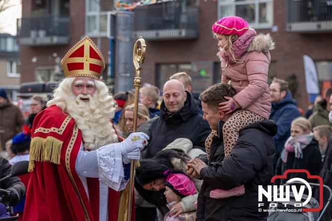 Sinterklaas feestelijk onthaald op ’t Harde, en viert feestje op Centrumplein. - © NWVFoto.nl
