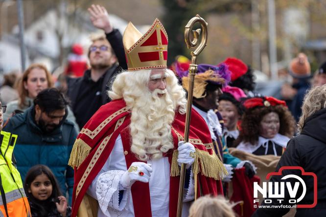 Sinterklaas feestelijk onthaald op ’t Harde, en viert feestje op Centrumplein. - © NWVFoto.nl