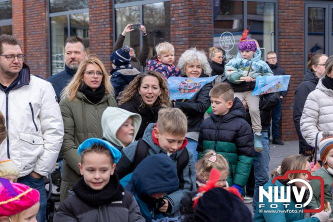 Sinterklaas feestelijk onthaald op ’t Harde, en viert feestje op Centrumplein. - © NWVFoto.nl