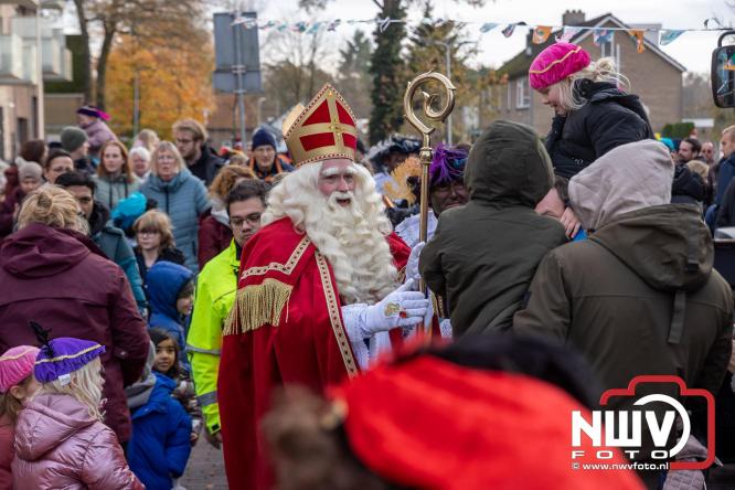 Sinterklaas feestelijk onthaald op ’t Harde, en viert feestje op Centrumplein. - © NWVFoto.nl