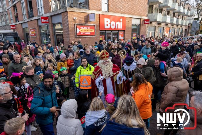 Sinterklaas feestelijk onthaald op ’t Harde, en viert feestje op Centrumplein. - © NWVFoto.nl