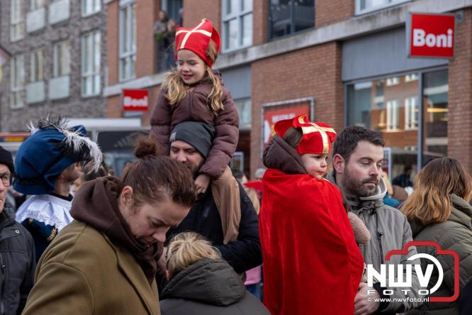 Sinterklaas feestelijk onthaald op ’t Harde, en viert feestje op Centrumplein. - © NWVFoto.nl