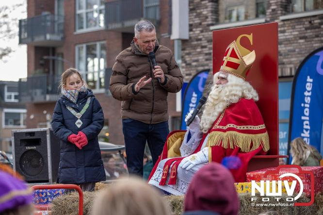 Sinterklaas feestelijk onthaald op ’t Harde, en viert feestje op Centrumplein. - © NWVFoto.nl