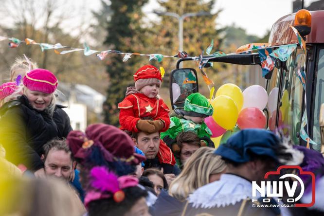 Sinterklaas feestelijk onthaald op ’t Harde, en viert feestje op Centrumplein. - © NWVFoto.nl