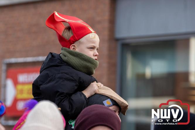 Sinterklaas feestelijk onthaald op ’t Harde, en viert feestje op Centrumplein. - © NWVFoto.nl