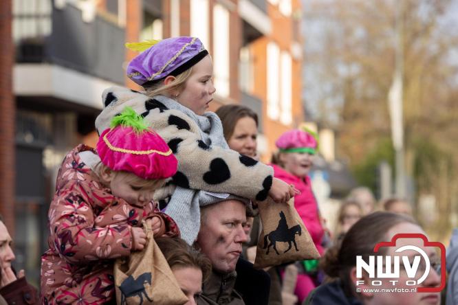 Sinterklaas feestelijk onthaald op ’t Harde, en viert feestje op Centrumplein. - © NWVFoto.nl