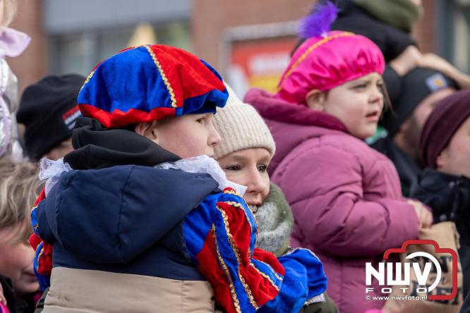 Sinterklaas feestelijk onthaald op ’t Harde, en viert feestje op Centrumplein. - © NWVFoto.nl