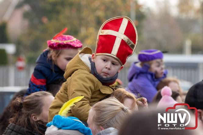 Sinterklaas feestelijk onthaald op ’t Harde, en viert feestje op Centrumplein. - © NWVFoto.nl