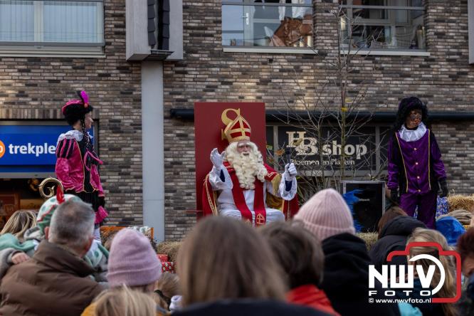 Sinterklaas feestelijk onthaald op ’t Harde, en viert feestje op Centrumplein. - © NWVFoto.nl