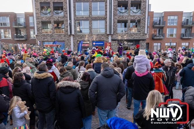 Sinterklaas feestelijk onthaald op ’t Harde, en viert feestje op Centrumplein. - © NWVFoto.nl