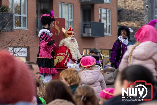 Sinterklaas feestelijk onthaald op ’t Harde, en viert feestje op Centrumplein. - © NWVFoto.nl