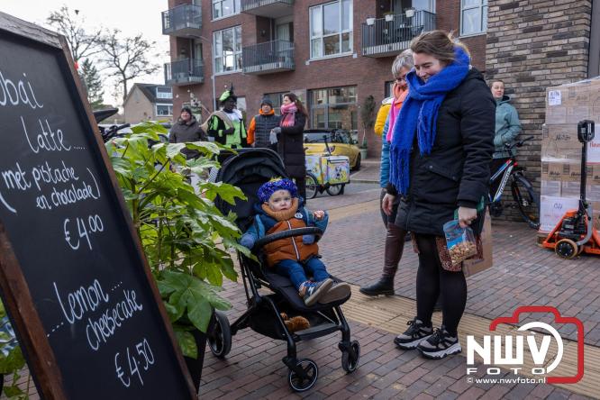 Sinterklaas feestelijk onthaald op ’t Harde, en viert feestje op Centrumplein. - © NWVFoto.nl