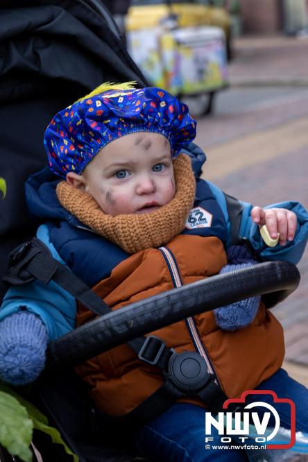 Sinterklaas feestelijk onthaald op ’t Harde, en viert feestje op Centrumplein. - © NWVFoto.nl