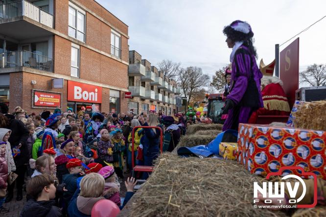 Sinterklaas feestelijk onthaald op ’t Harde, en viert feestje op Centrumplein. - © NWVFoto.nl