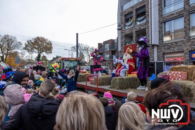 Sinterklaas feestelijk onthaald op ’t Harde, en viert feestje op Centrumplein. - © NWVFoto.nl