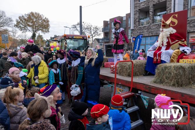 Sinterklaas feestelijk onthaald op ’t Harde, en viert feestje op Centrumplein. - © NWVFoto.nl