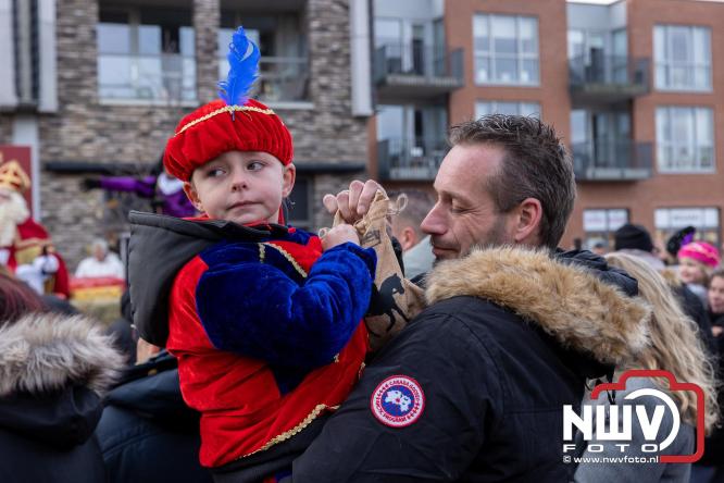 Sinterklaas feestelijk onthaald op ’t Harde, en viert feestje op Centrumplein. - © NWVFoto.nl