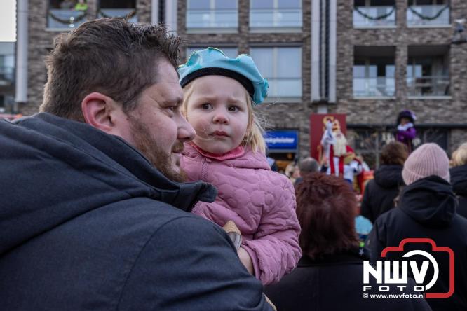 Sinterklaas feestelijk onthaald op ’t Harde, en viert feestje op Centrumplein. - © NWVFoto.nl