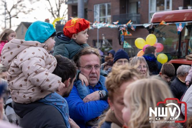 Sinterklaas feestelijk onthaald op ’t Harde, en viert feestje op Centrumplein. - © NWVFoto.nl